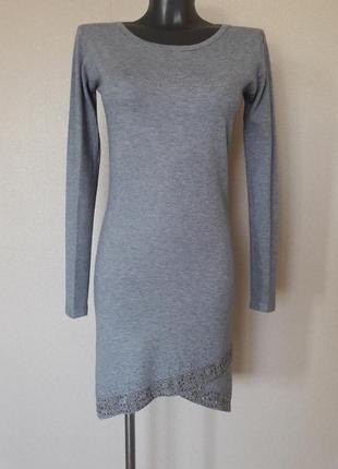 Обаятельное,женственное серое платье с эффектным асимметричным вырезом спереди1 фото