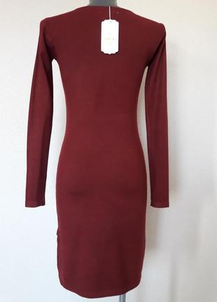 Обаятельное,женственное бордовое платье с эффектным асиметричным вырезом спереди3 фото