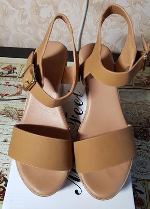 Босоножки на танкетке