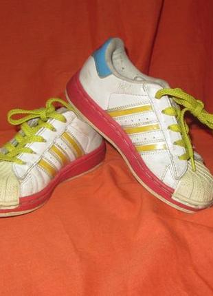 Відмінні фірмові кросівки