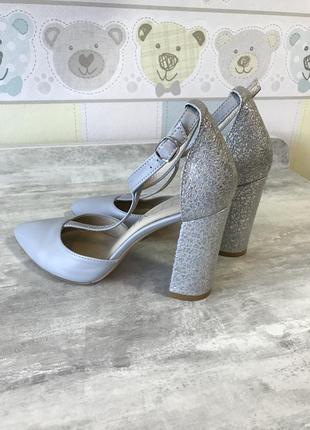 Стильні босоніжки