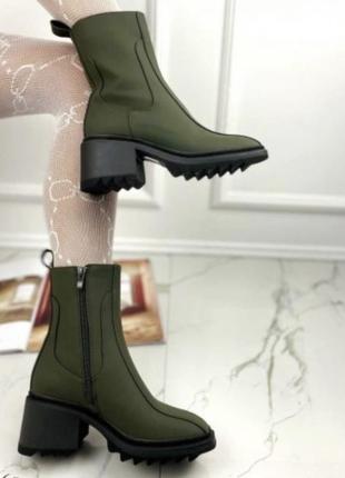 Нові демісезонні черевики на тракторній підошві