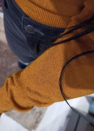 Базовий легкий светр кольору гірчиці з v-образним вирізом10 фото