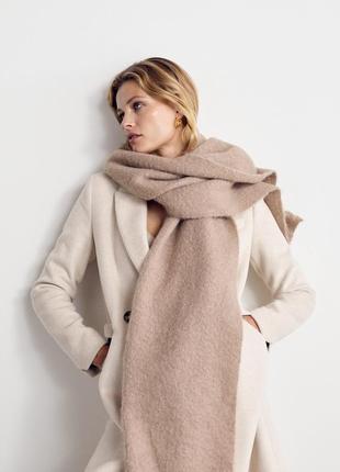 Теплый бежевый шарф палантин mango