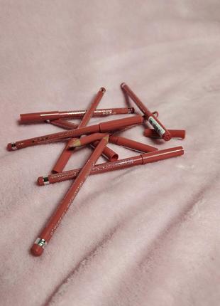 Олівець для губ