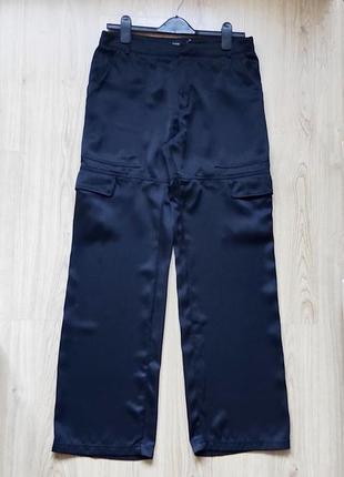 Широкие атласные брюки карго с карманами1 фото