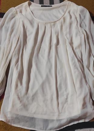 Красива блуза з вишитими рукавами