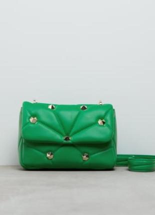 Zara сумка стеганная кросбоди сумочка зеленая с заклёпками и. цепочкой