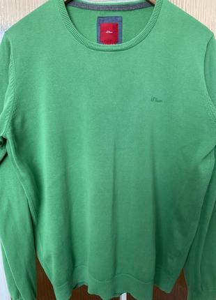 Необычного цвета пуловер от известного бренда.