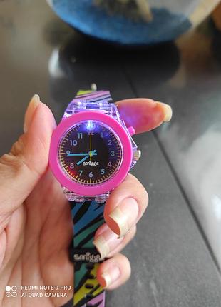 Годинник часи smiggle світиться