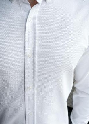 Приталена чоловіча біла сорочка2 фото