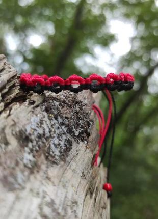 Чоловічий браслет ручного плетіння макраме "zhniven'" (червоно-чорний)2 фото