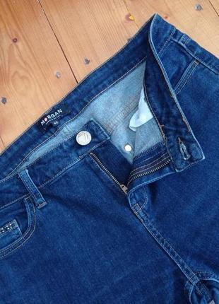 Классные брендовые джинсы с нюансом красиво декорированы5 фото