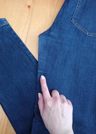 Классные брендовые джинсы с нюансом красиво декорированы10 фото