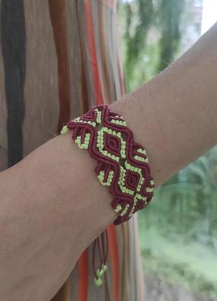 Жіночий браслет ручного плетіння макраме "артефакт" (коричнево-салатовий)1 фото