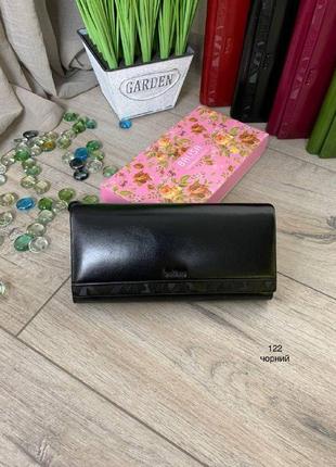 Жіночий шкіряний гаманець на магнітах в кольорах чорний