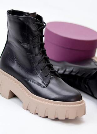 Натуральні шкіряні демісезонні чорні черевики - берці на ворсистому флісі на сіро - бежевій підошві