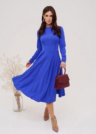 Синее приталенное платье классического кроя