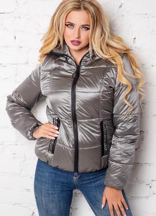 Яркая демисезонная курточка