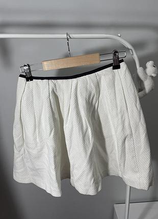 Біла спідничка