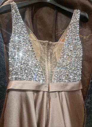 Вечернее длинное платье бежевое пудровое капучино кофейное нюдовое с камнями и атласом.