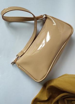Тредова лакова сумочка багет (бежева)1 фото