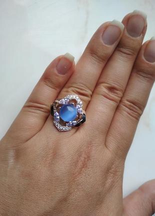 Изысканный перстень в нежных розовых и голубых цветах с большими накладками золота