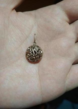 Різьблений сріблястий пдвес з квітами в позолоті