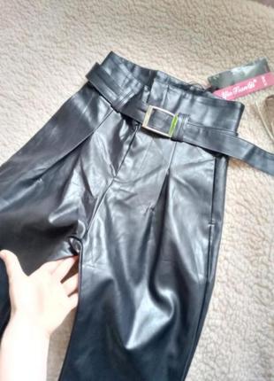 Кожаные брюки на высокой талии момы5 фото