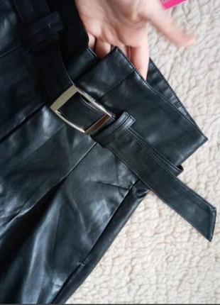 Кожаные брюки на высокой талии момы3 фото