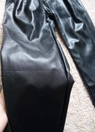 Кожаные брюки на высокой талии момы9 фото