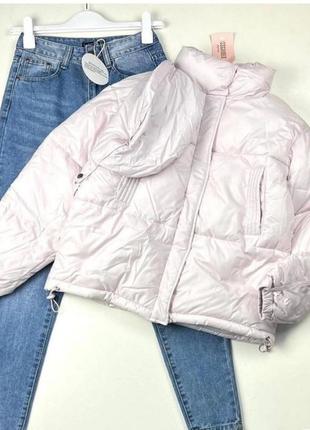 Ніжно рожева куртка дутик з сумкою