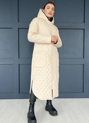 Довге жіноче демісезонне молочне пальто з капюшоном.