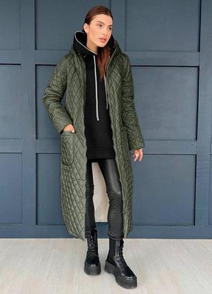 Довге жіноче демісезонне пальто кольору хакі з капюшоном.2 фото