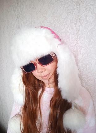 Зимова яскрава шапка для дівчини