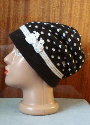 Зимова чорна шапка в горошок з бантиком