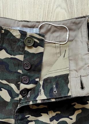 Камуфляжные брюки-милитари с контрастной отделкой манжета / высокая посадка7 фото