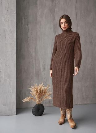 Зимнее прямое длинное женское платье коричневого цвета под шею3 фото