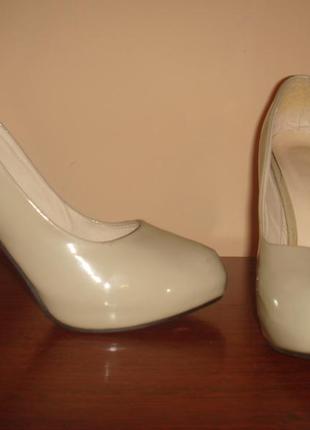 Туфлі shoe girls(фр.)бежевий лак розм.39 (25 див)
