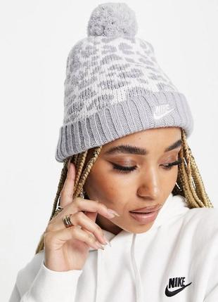 Шапка nike leopard print pom pom cuffed beanie