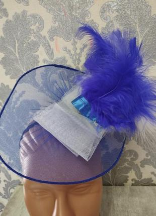 Карнавальная шляпка синяя с перьями2 фото