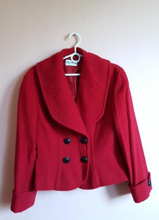 Червоне коротке пальто в складі вовна