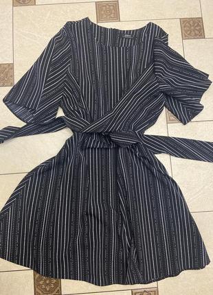 Черное платье мини с завязками накрест в полосочку1 фото
