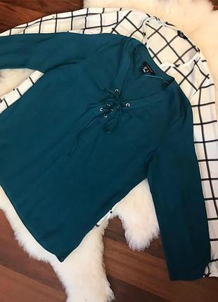 Блуза невероятного цвета на шнуровке