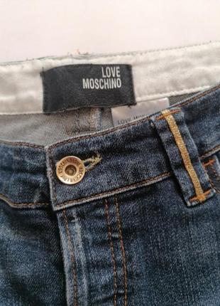 Стильные рваные джинсы love moschino