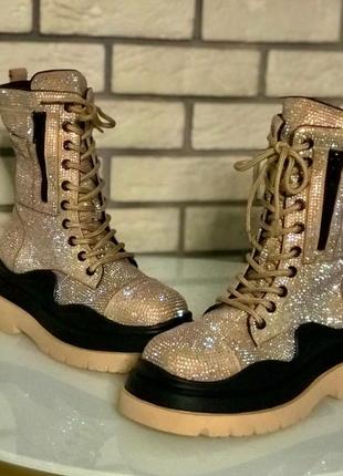 Это мега хит,они просто бомбезные,высокие ботинки на стильной подршве,утеплены,стразы впаяны лазером.