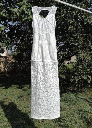 Красивое ажурное длинное белое облегающее платье с открытой спиной