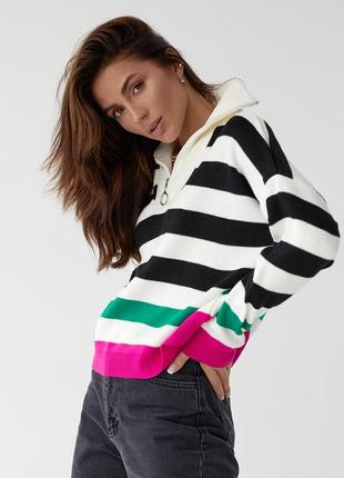Смугастий светр з високим коміром на блискавці
