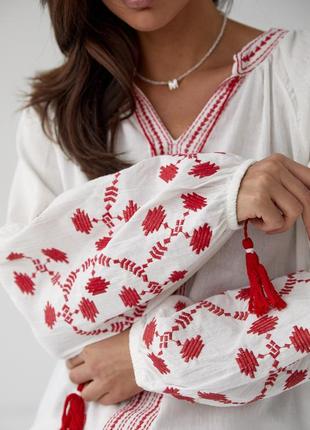 Женская вышиванка с кисточками
