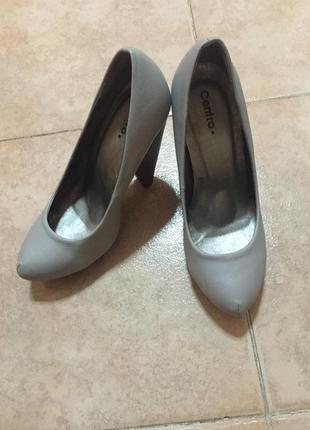 Стильні туфлі на високих підборах